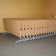Bancs empilés sur roues dans une salle vide.