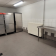 "Cuisine avec fours, congélateurs, étagères et plan de travail en inox."