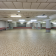 Salle vide avec bancs, portes et éclairage au plafond.