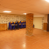 Salle avec chaises, tables, colonnes et portes.