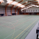 Salle de sport avec terrain de basket et lines de tennis.