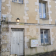 Maison avec porte, fenêtres, boîte aux lettres et lanterne.