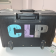 Valise noire avec les lettres "CLIP" et des circuits imprimés, sur un comptoir.