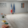 Salle avec table, verres, nourriture, drapeaux, radiateur et affiches murales.