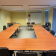 Salle de réunion avec tables, chaises et lumières.