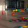 Salle avec jouets colorés, tapis de jeu, banco.