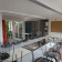 Salle de classe avec tables, chaises, tableau blanc et projecteur.