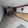 Salle avec meubles, chaises, table basse, et tableau.