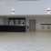 Salle avec comptoir, porte, extincteur, et frigo.
