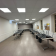 Salle de classe avec tables, chaises, tableau blanc et projecteur.