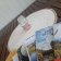 Chapeau de paille avec bouteille et brochures.