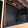 Scène de théâtre avec rideaux, éclairages et sol noir.