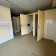 Toilettes avec cabines, urinoirs, radiateur et porte-papier toilette.