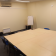 "Salle avec table, chaises, tableau blanc, climatiseur et radiateur."