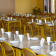 Cantine avec tables, chaises, vaisselle et verres.