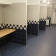 Toilettes avec lavabos, miroirs, portes et carrelage bleu et blanc au sol et sur les murs.
