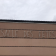 "Salle des fêtes" écrit en néon sur un mur beige.