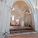 Chapelle avec autel, colonnes, vitraux et mobilier de scène.
