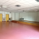 Salle avec tables, chaises et tableau blanc.