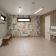 Salle avec banc, lavabo, miroir, porte-manteau et radiateur.