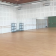 Salle de danse avec barres, miroirs et parquet.