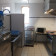 Cuisine avec évier, lave-vaisselle, réfrigérateur, four, micro-ondes et hotte.
