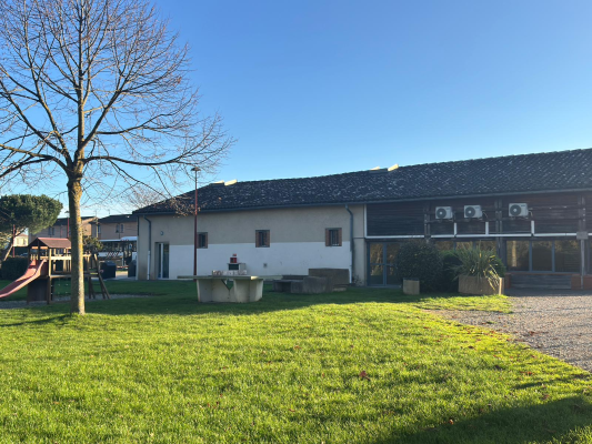 Bâtiment avec jardin.