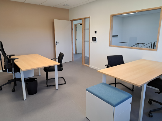 Bureau avec tables, chaises, poubelle et coussin. Porte et miroir.