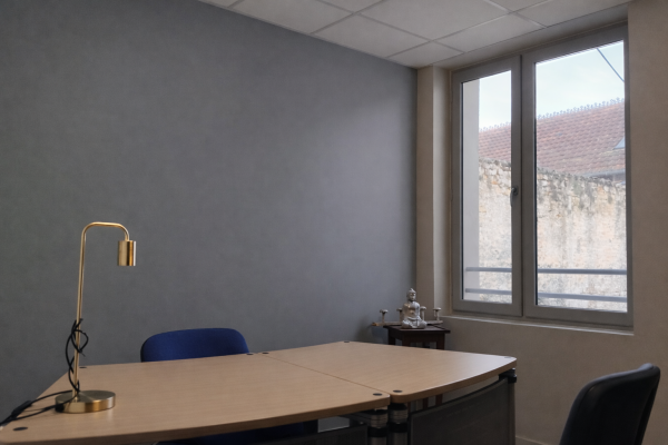 Bureau avec lampe, chaises, armoire, fenêtre.