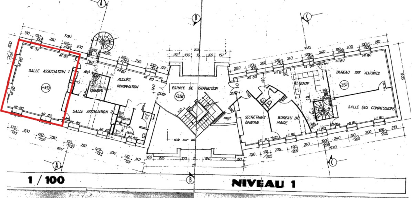 Plan niveau 1 avec salles, bureaux, et espaces communs.