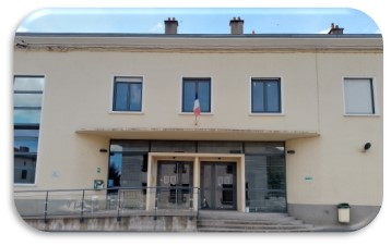 Bâtiment avec escalier, portes et fenêtres.