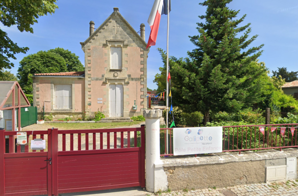Maison avec porte et fenêtre. Porte en fer rouge, muret. Panneau "Gaillotte". Arbres, drapeau.