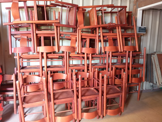 Pile de chaises en bois avec des coussins.