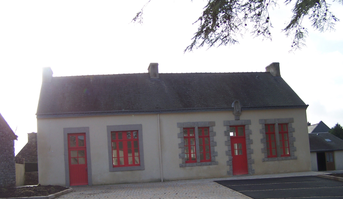 Maison avec toiture grise, murs blancs, fenêtres et portes rouges encadrées de gris, et cheminée.