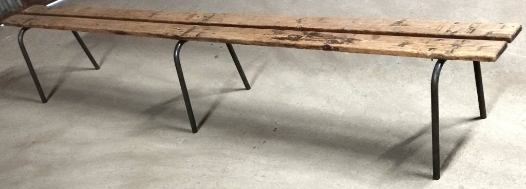Banc en bois avec pieds métalliques.