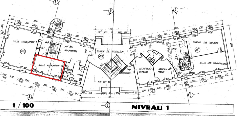 Plan niveau 1 avec salles, couloirs, et équipements.