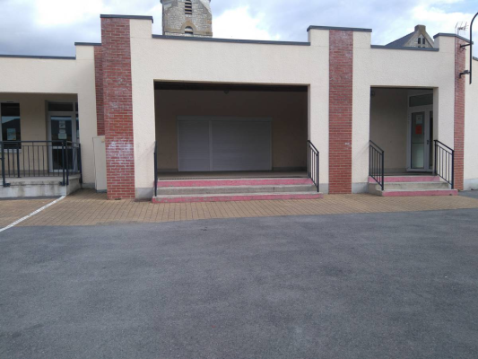 Entrée de garage avec deux rampes et un portail central.