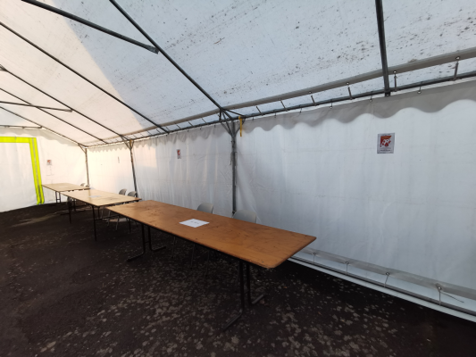 Tente avec tables et chaises.