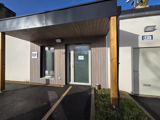 Entrée avec porte vitrée, rampes et panneaux.