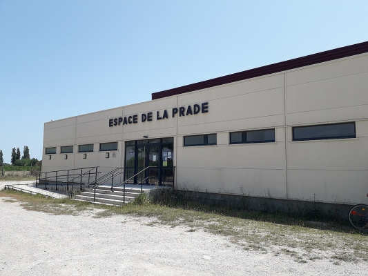 "Bâtiment avec entrée, escalier, rampes et enseigne 'Espace de la Prade'."