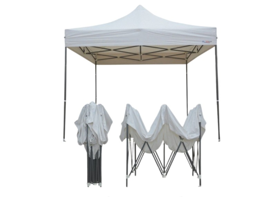 Tente blanche avec structure métallique, rideaux suspendus et barres de support.