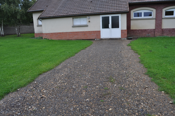 Maison avec allée gravillonnée.