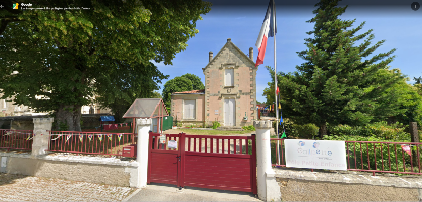 Maison avec porte rouge, drapeau, et panneau indiquant "Galette Crèche Enfant".