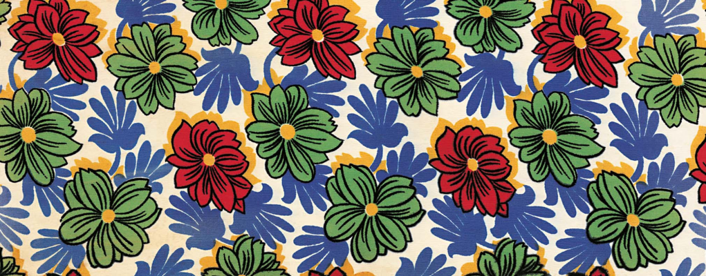 Motif floral coloré avec fleurs rouges, vertes et bleues sur fond clair.