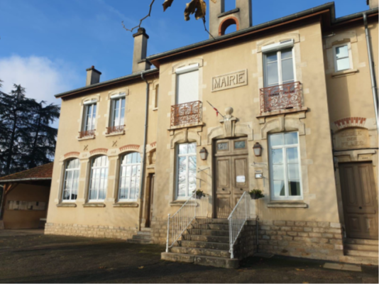 Bâtiment municipal avec entrée, fenêtres, escaliers et balcons.