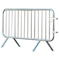 Barrière métallique avec pieds.