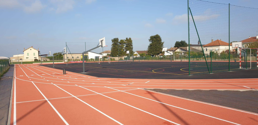 Piste de sport avec terrain de basket et filets.