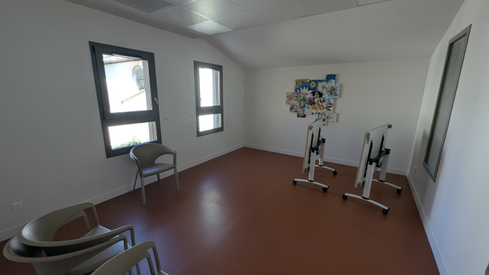 Pièces avec chaises, tableaux, fenêtres et supports.