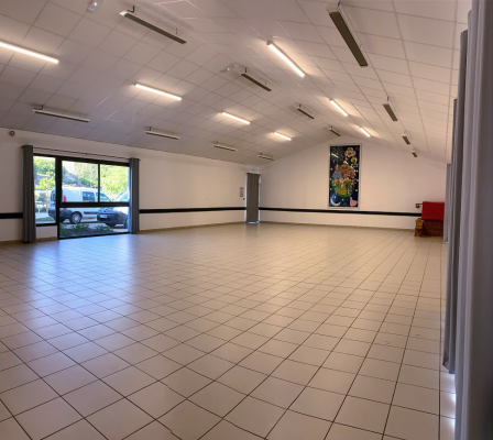 Salle vide avec éclairage, porte, fenêtre et tableau mural.
