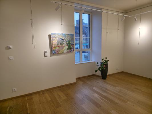 Pièce blanche avec table, chaises, vidéo projecteur et ordinateur.